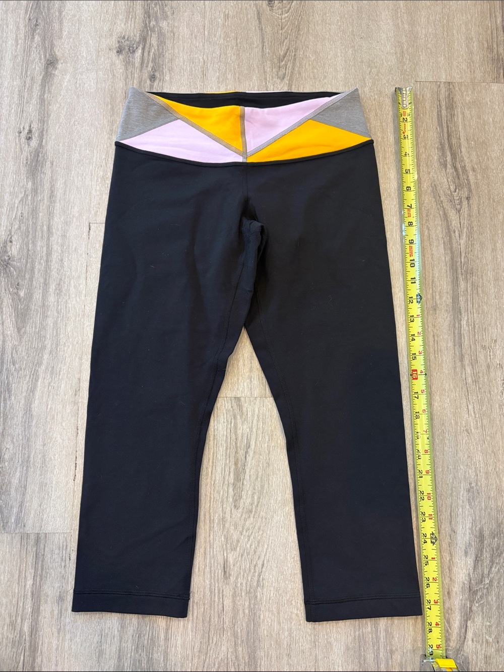 Lululemon wunder under reversible crop leggings. Black. Size 6. EUC